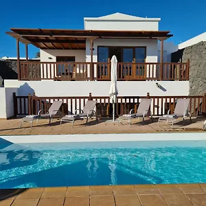 Luxury 4-bedroom With Heated Pool + Sea View Villa Playa Blanca (Lanzarote)